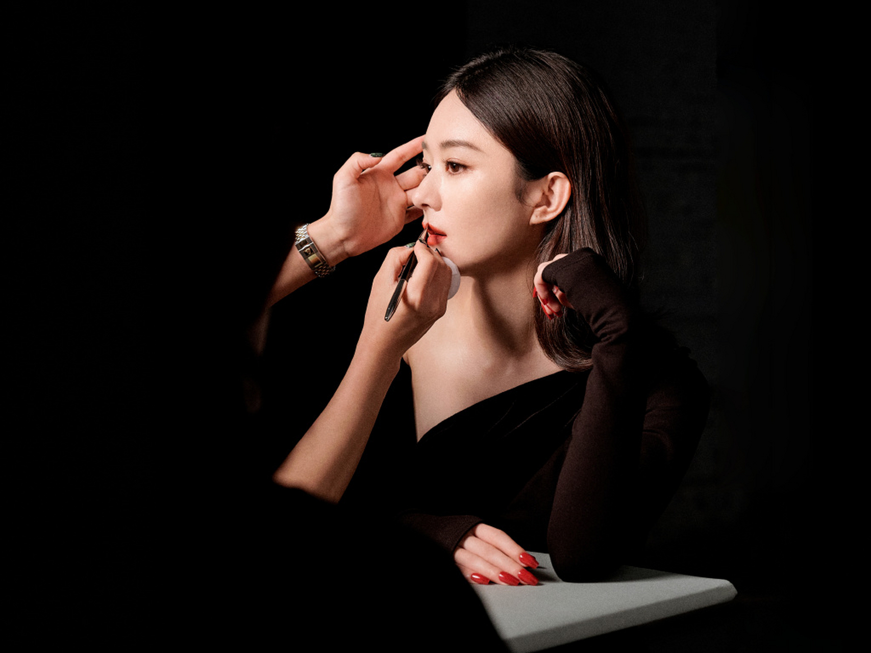 红美甲与黑裙里极致对比,颖姐气场拉满. 唇红炙热,气场冷冽.