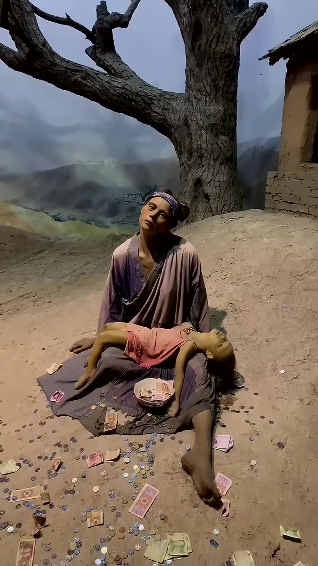 古代饥荒年代,在外要饭的人,这一幕让人看了真心疼