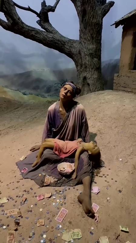 古代饥荒年代,在外要饭的人,这一幕让人看了真心疼