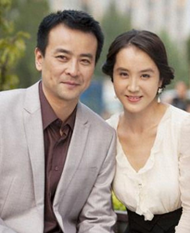 回顾演员罗刚娶小23岁的郝蕾陪娇妻战胜家族遗传病48岁老来得子
