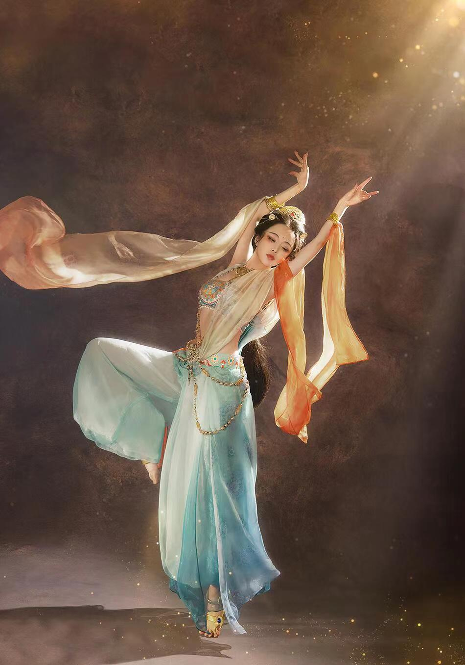 被"清华女神"惊艳到了,穿敦煌服饰仙气十足,纤纤细腰很惹眼