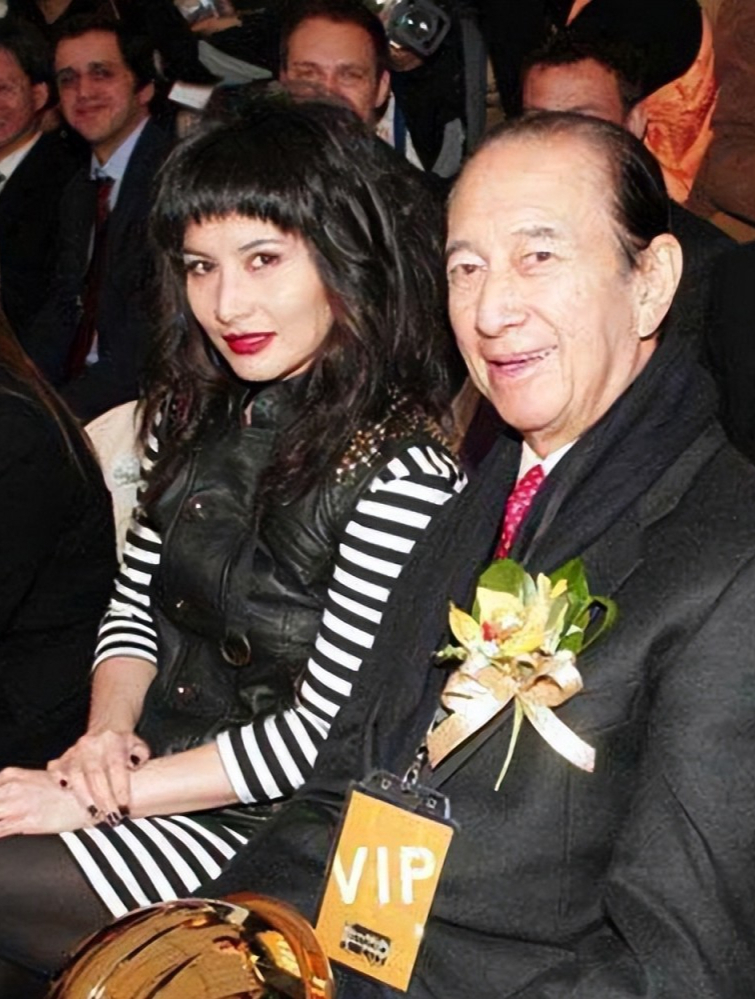 梁安琪是赌王何鸿燊一生最爱的女人,他26岁就赚到了百亿家产