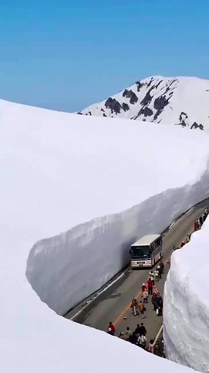 俄罗斯下雪有多可怕?路面成了这样,积雪都快有城墙那么厚了!-度小视