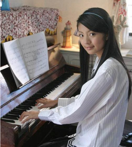 说起安以轩的成名,就离不开电视剧《斗鱼》.