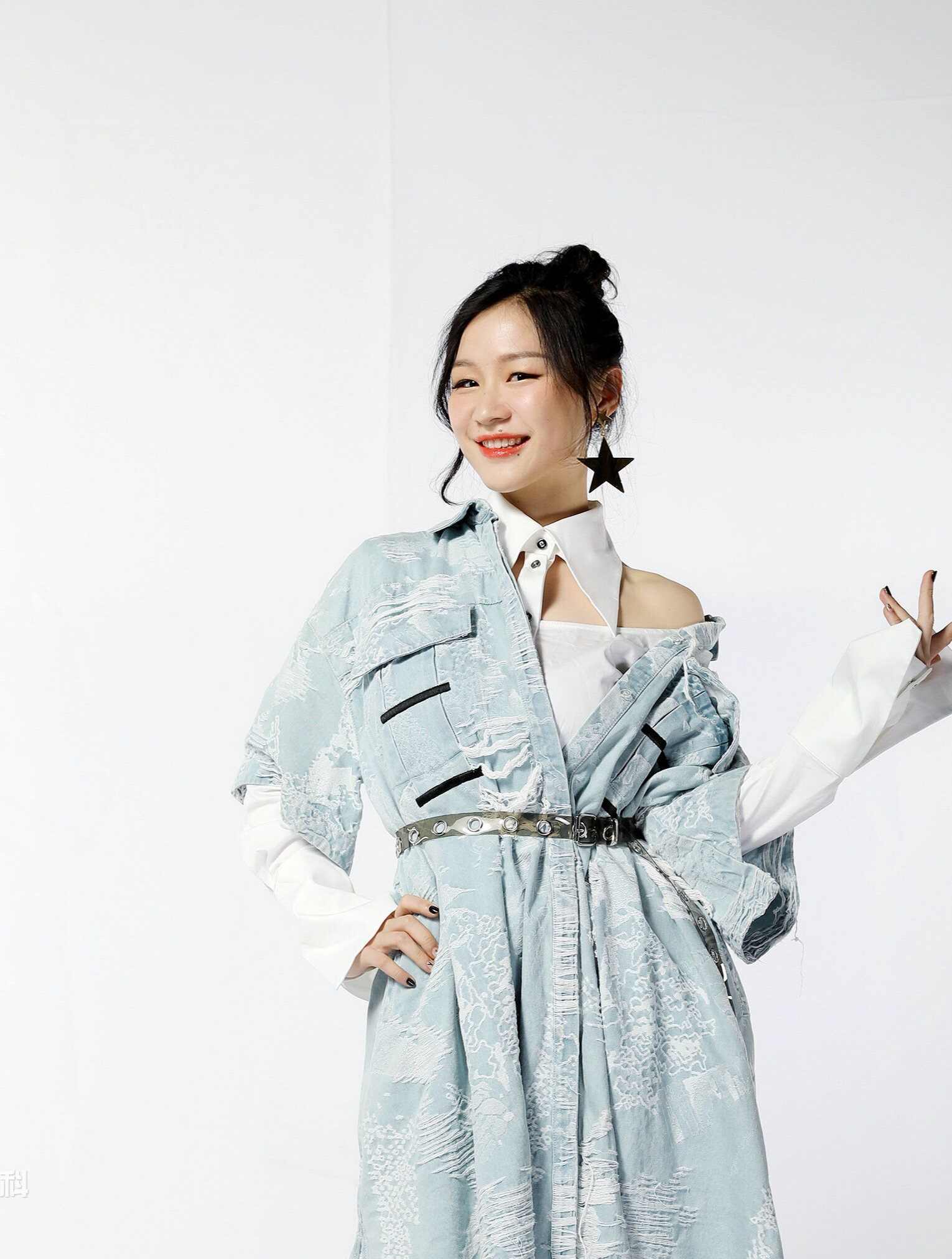 笑死我啦,金靖这是本色出演吧 有种老鼠掉进米缸里的感觉