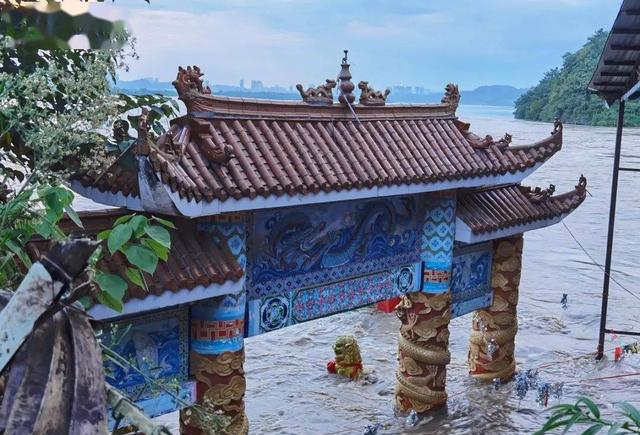 真正大水冲了龙王庙!四川广元南充遭暴雨袭击,教室成临时安置点