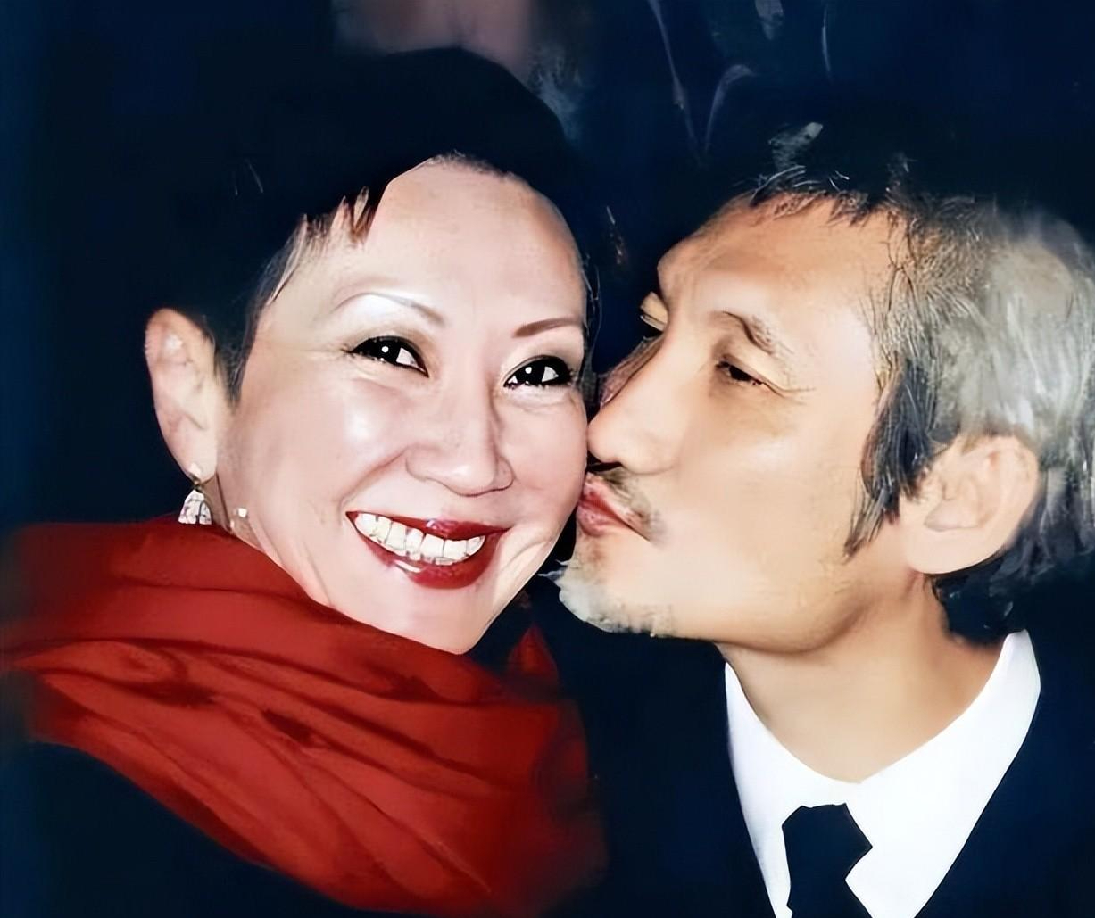 72岁徐克携小30岁女友散步!十指相扣秀恩爱,女方一头黄发好显眼