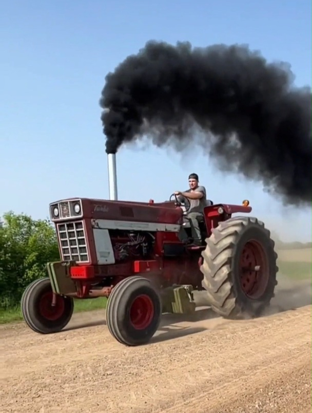 拖拉机发起怒来太可怕了!黑烟冲天,隔着屏幕都能闻到柴油味了