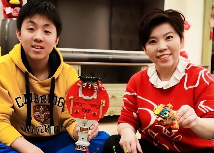 邓亚萍看上去状态不错,在北京工人体育馆拍摄的一组合影中,她笑容满面