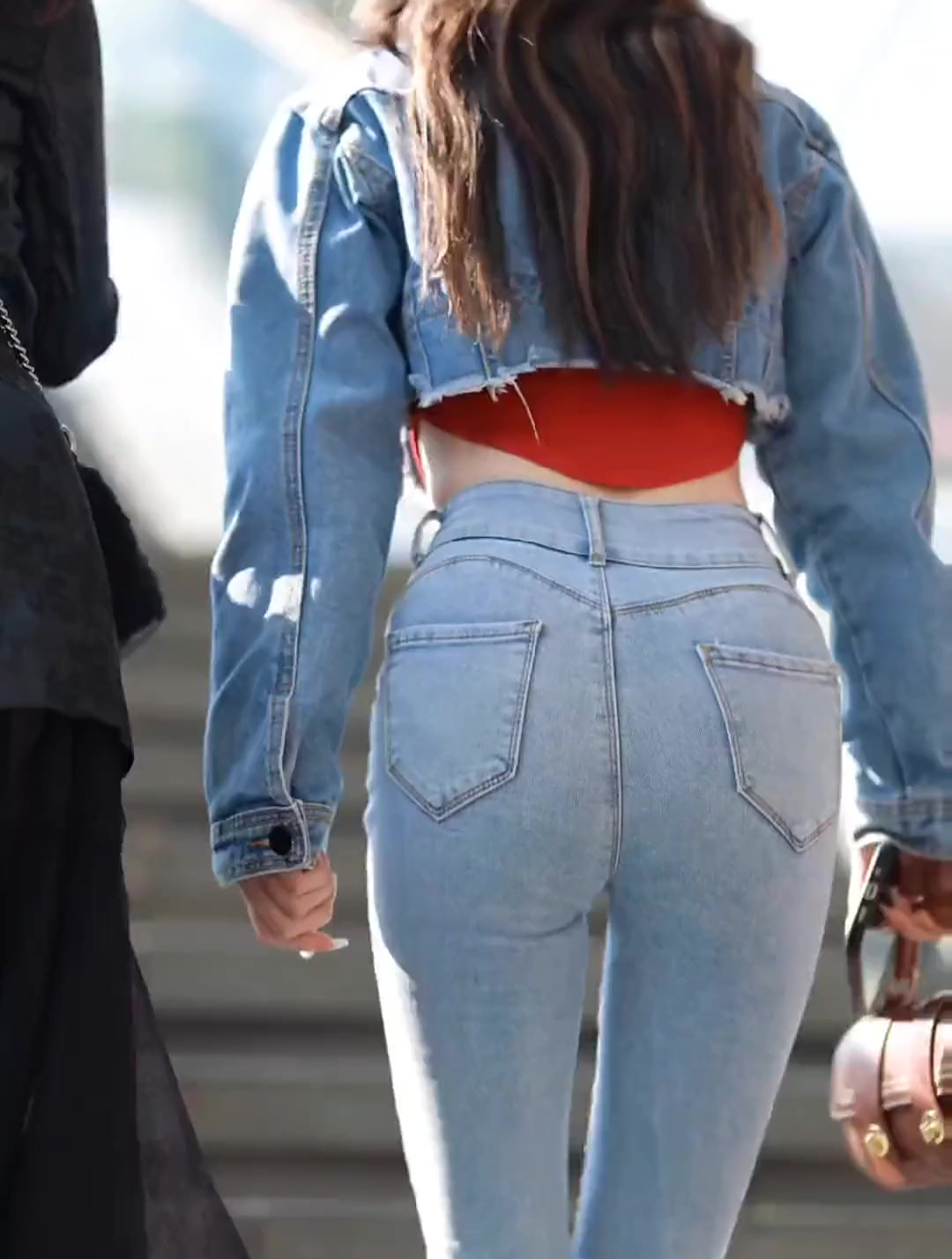 紧身牛仔裤背影杀大长腿时尚街拍美女