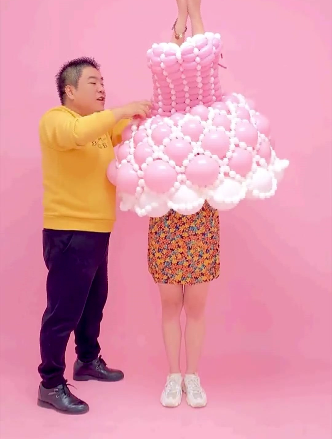 穿个气球裙子累我一头汗,你说要是脱下来是不是更难?