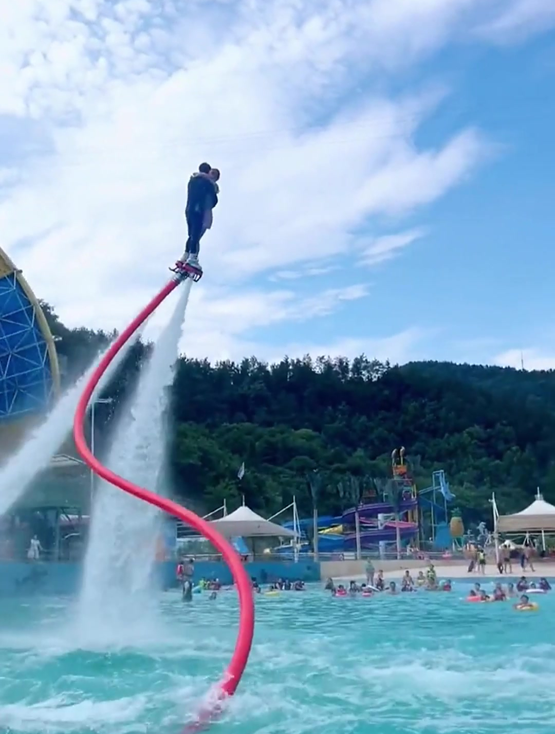 美女来三亚玩水上飞人,还好不是我女朋友,不然得分手!