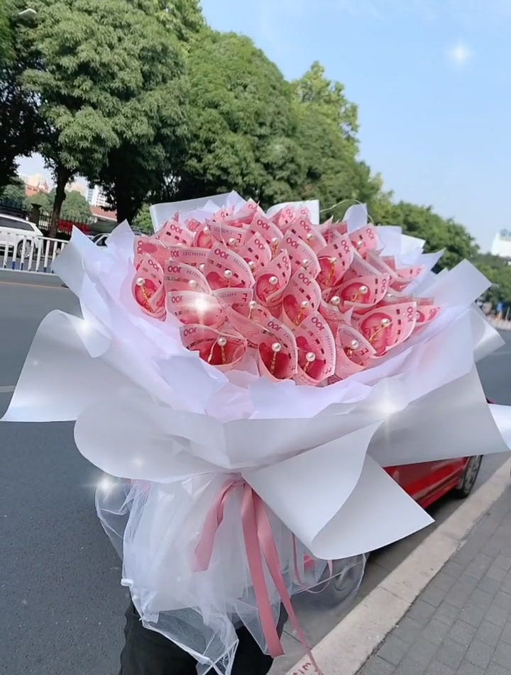 5200的人民币,好羡慕这个小姐姐-度小视