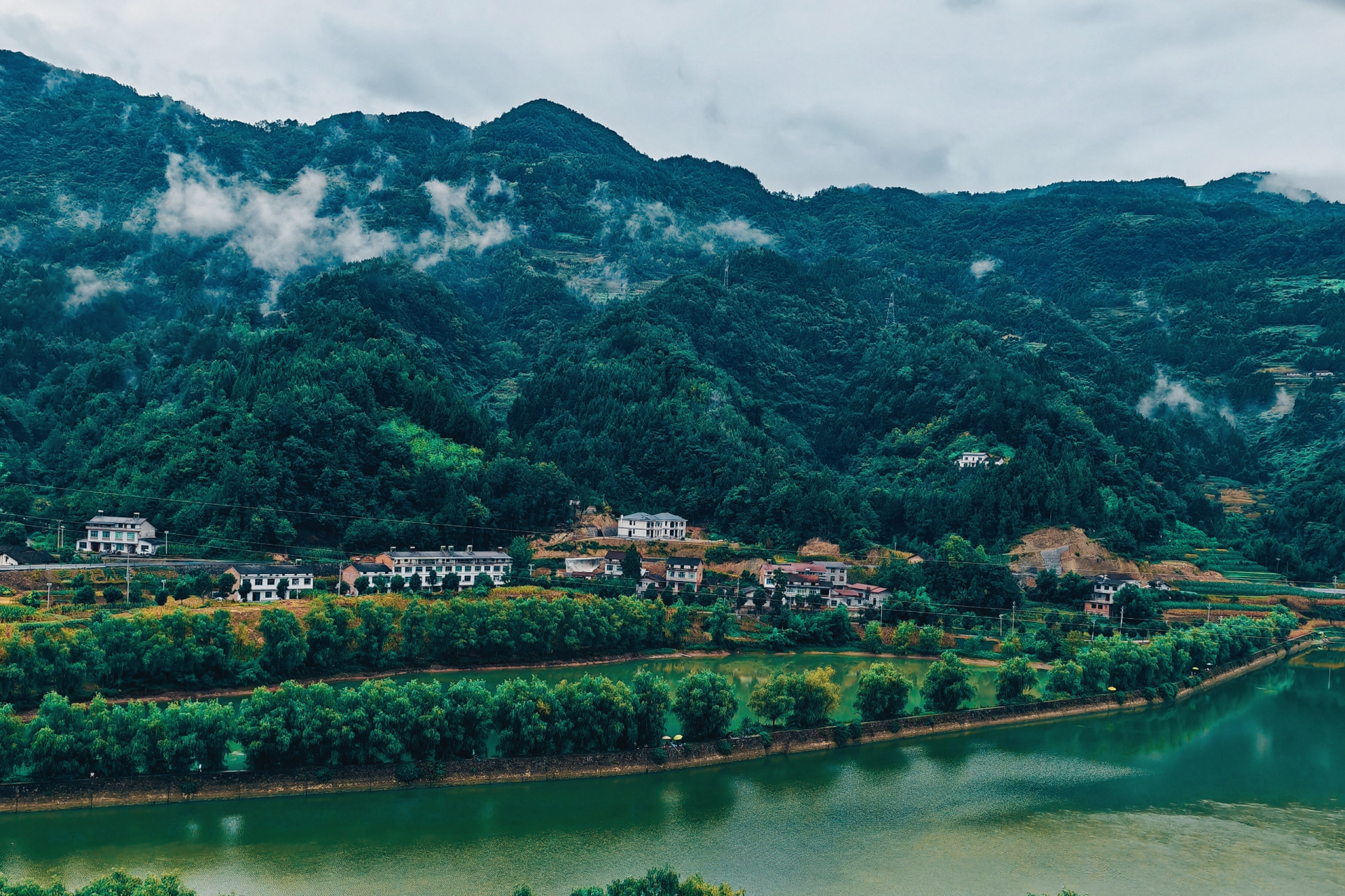 石泉县位于安康市,拥有美丽的自然风光和悠久的历史文化.