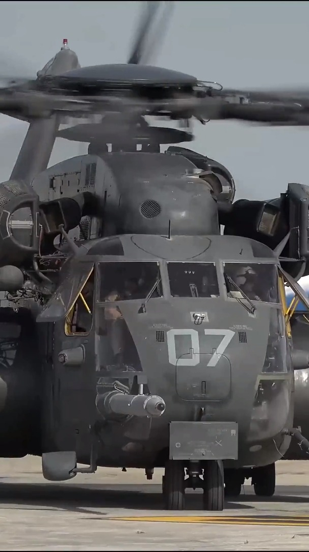 型威猛的西科斯基mh-53e,海龙直升机-度小视