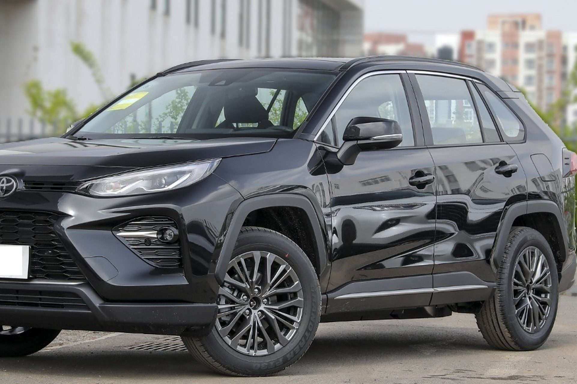 丰田威兰达是一款外观设计酷似丰田荣放,售价亲民的suv车型.