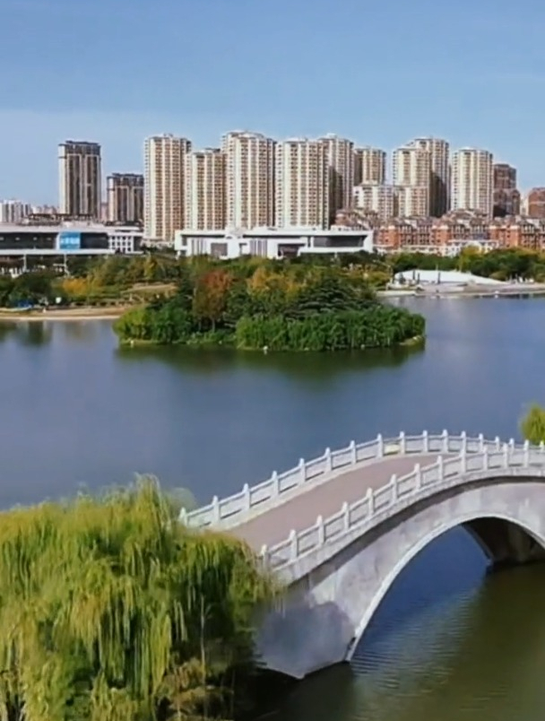 这里是安徽亳州地区经济第一强县,航拍蒙城县鲲鹏湖公园城市风光-度小