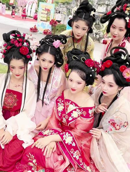 来挑一个吧 汉服穿搭 十二花神 穿着汉服走天下-度小视