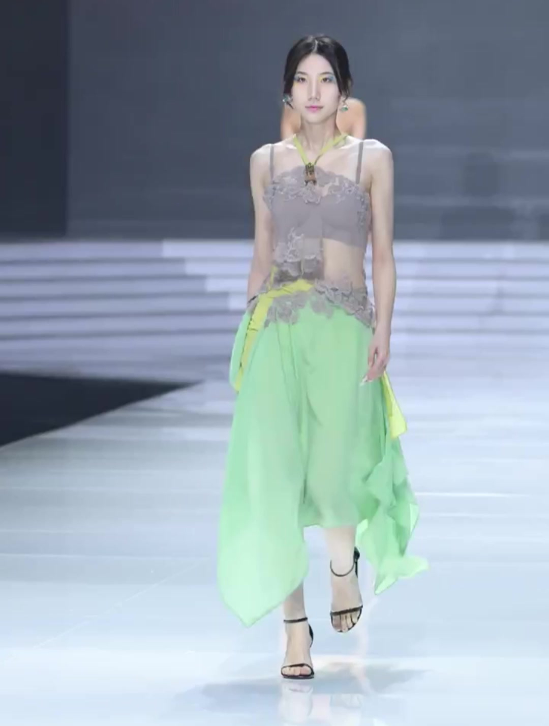 美女模特霸气走秀,气质好身材棒,看了一遍又一遍!