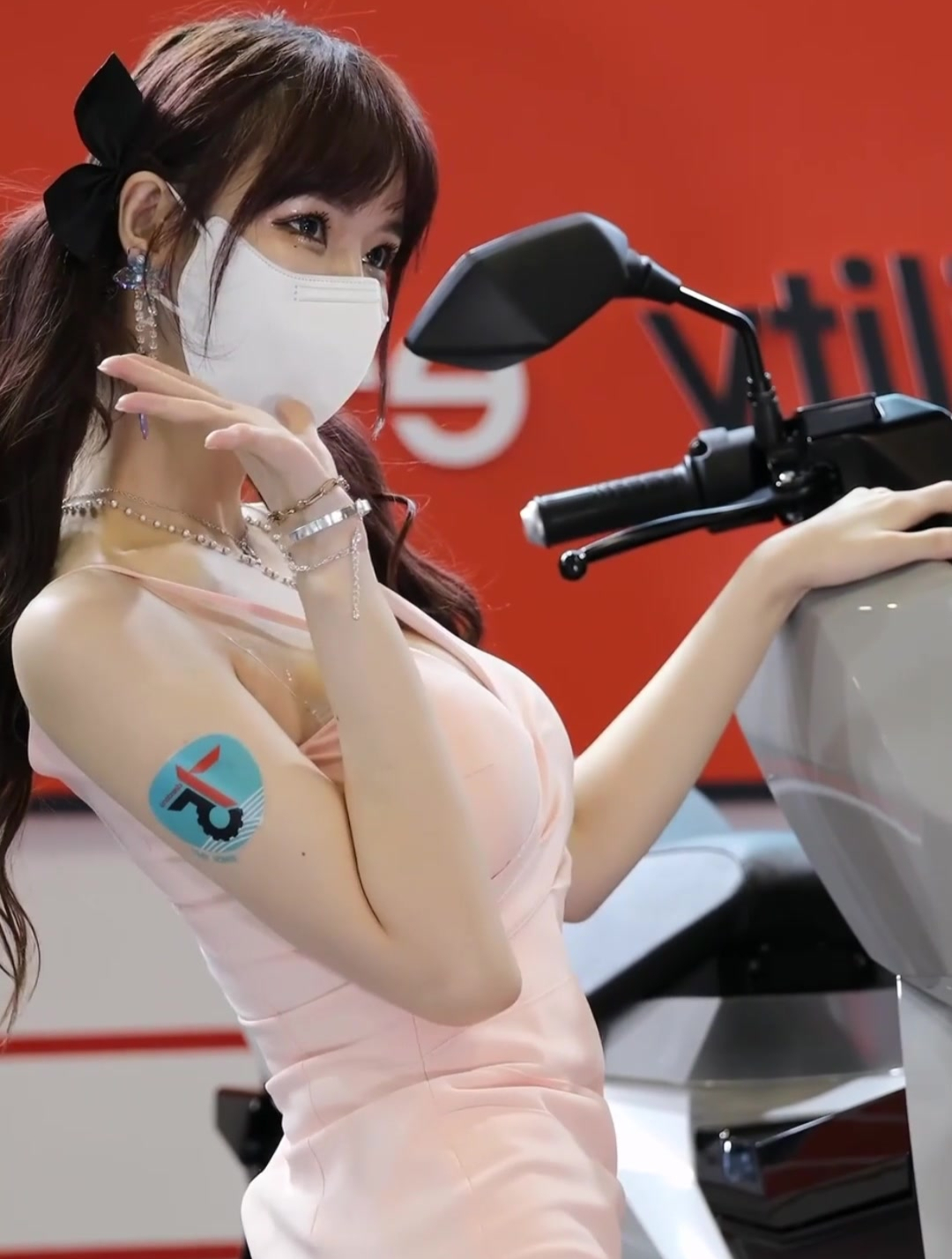 赛车模特闵汉娜,精彩视频第8弹,精致容颜婀娜身姿,魅力十足-度小视