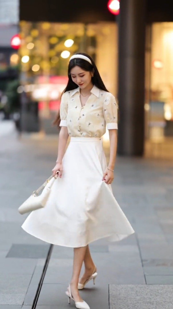 时尚穿搭白色半身裙高跟鞋