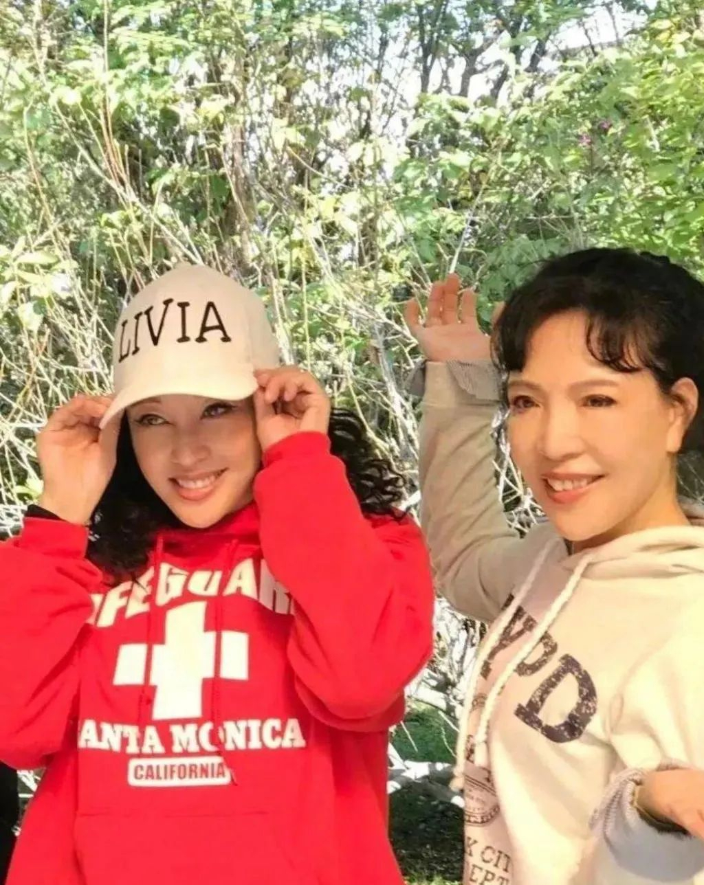 刘晓庆全家福大曝光!她太显嫩和外甥像同辈人