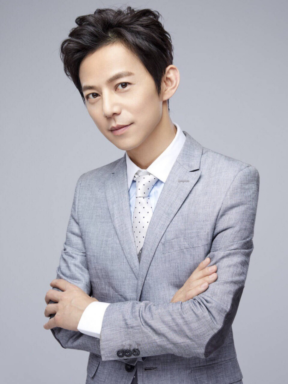 [火焰]友善,尊重,理解和倾听即是高情商的体现,名牌主持人何炅就是做