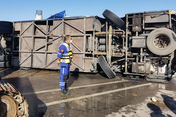 河北平山县发生一起通勤班车涉水倾覆事故 已救出38人