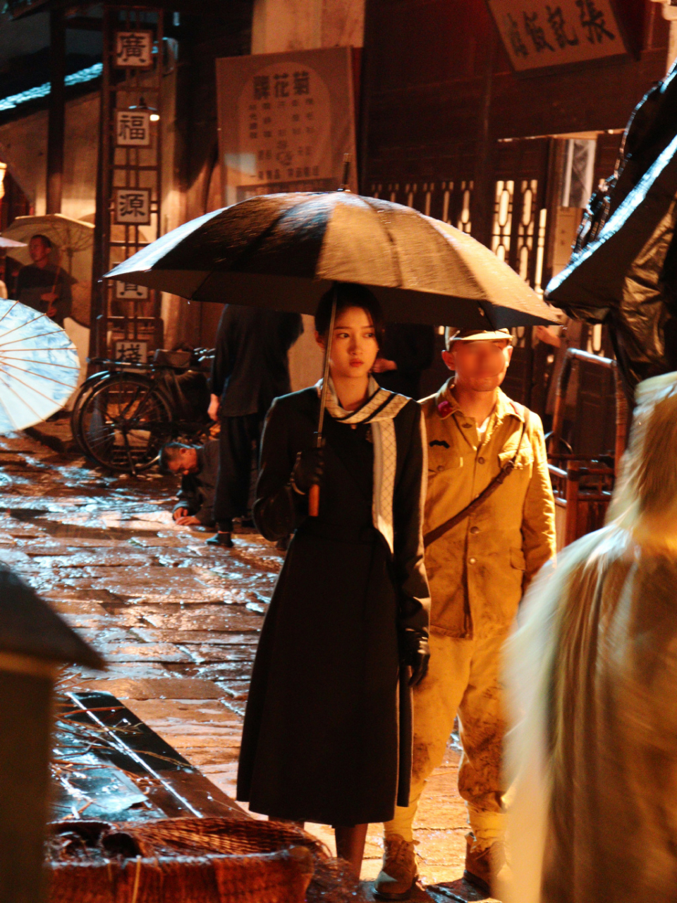 关晓彤撑伞时候眼神的转换好