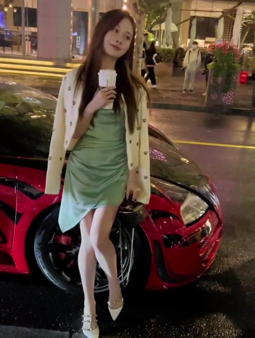 小姐姐与布加迪合影,布加迪车主小小小酷哥,亲自给小姐姐拍照