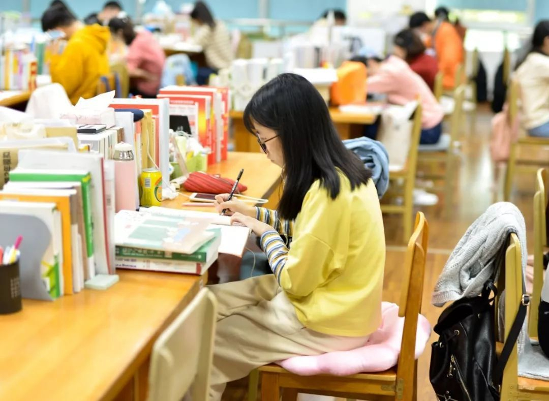 41岁"快递员",成功考上研究生,却引发网友热议!