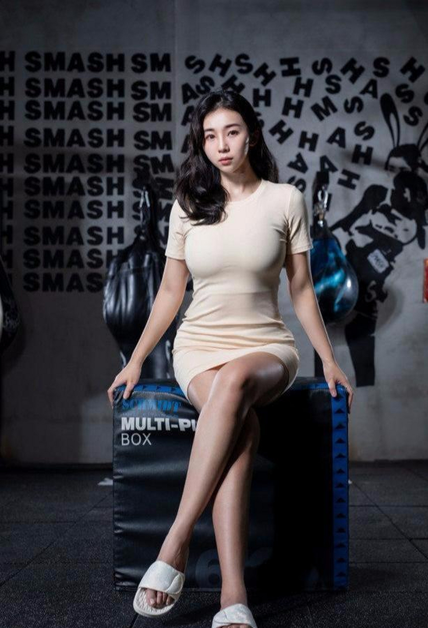 哈登认为最美nba主持人是张曼源(左图) 库里认为最美nba记者宫河麻耶