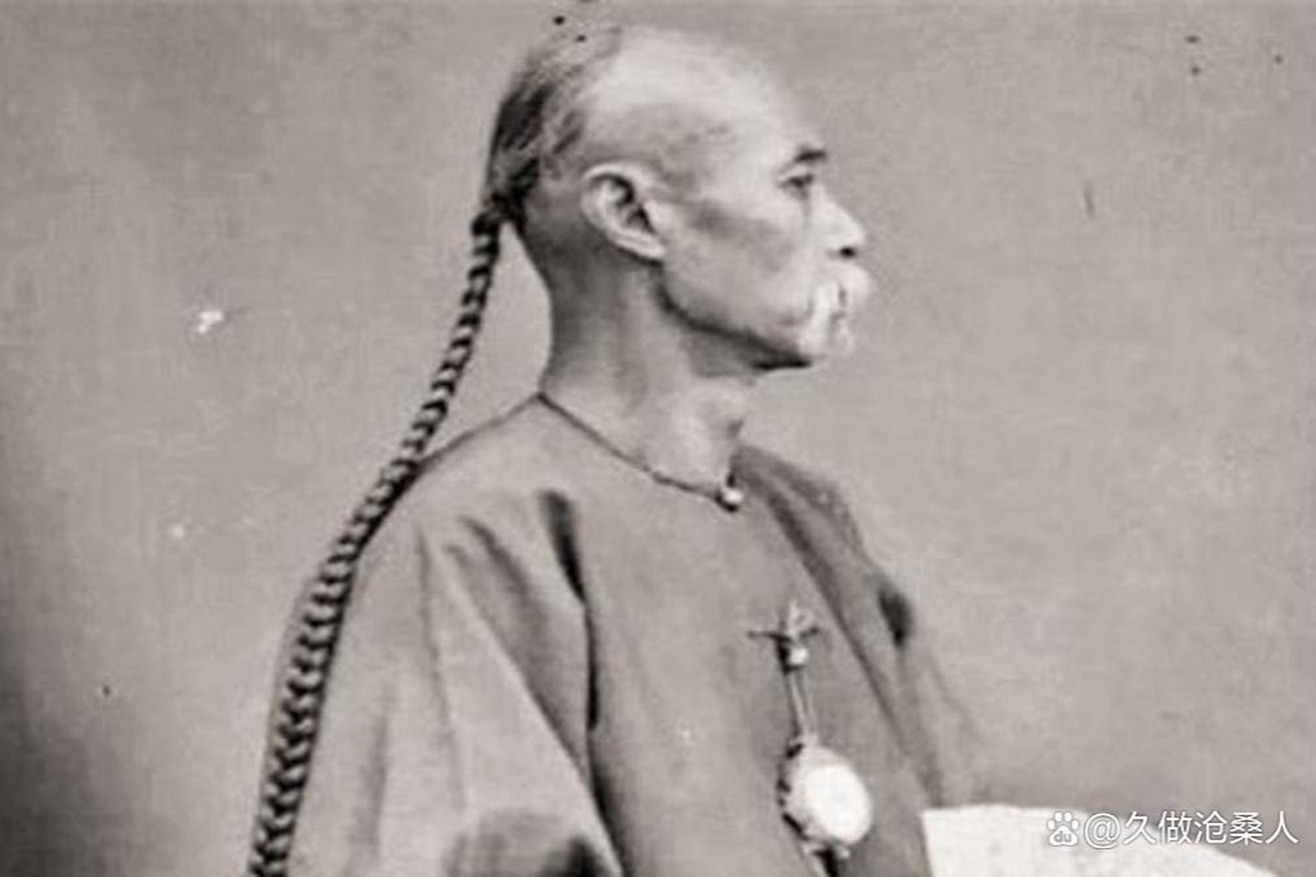 清朝辫子源自满族人传统"金钱鼠尾"发型,随着社会形态变化和汉文化