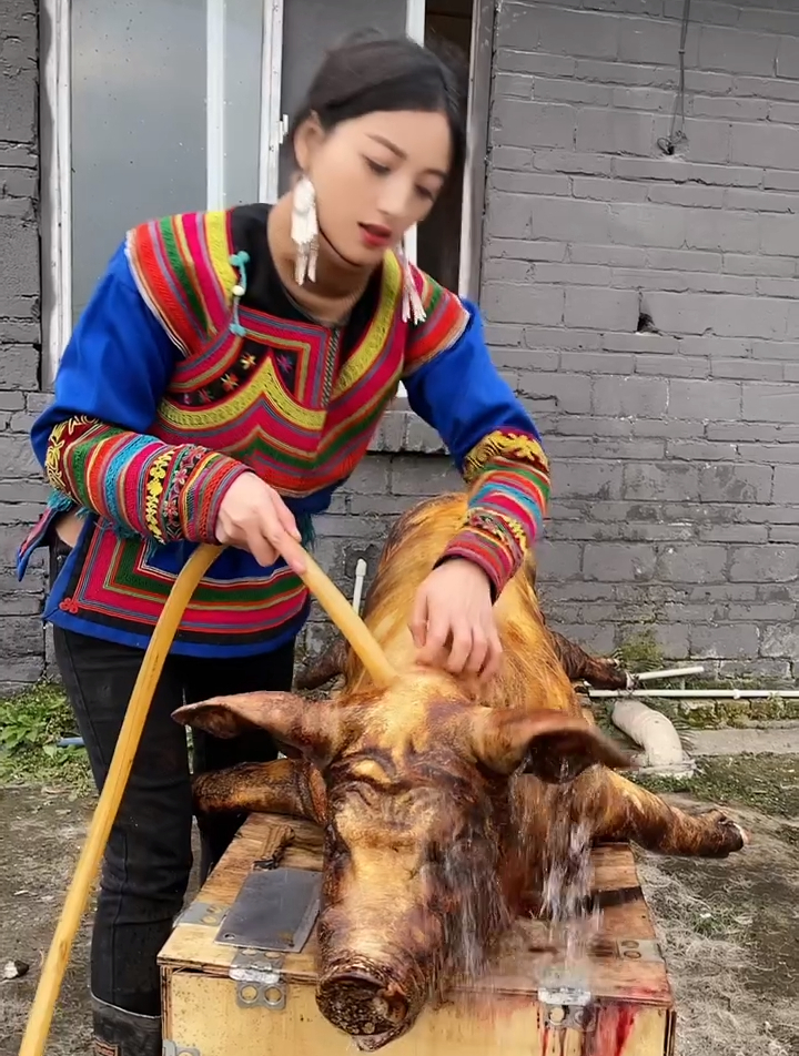 年轻人都不愿意待在农村,我是村里唯一一个杀猪的女孩子了-度小视
