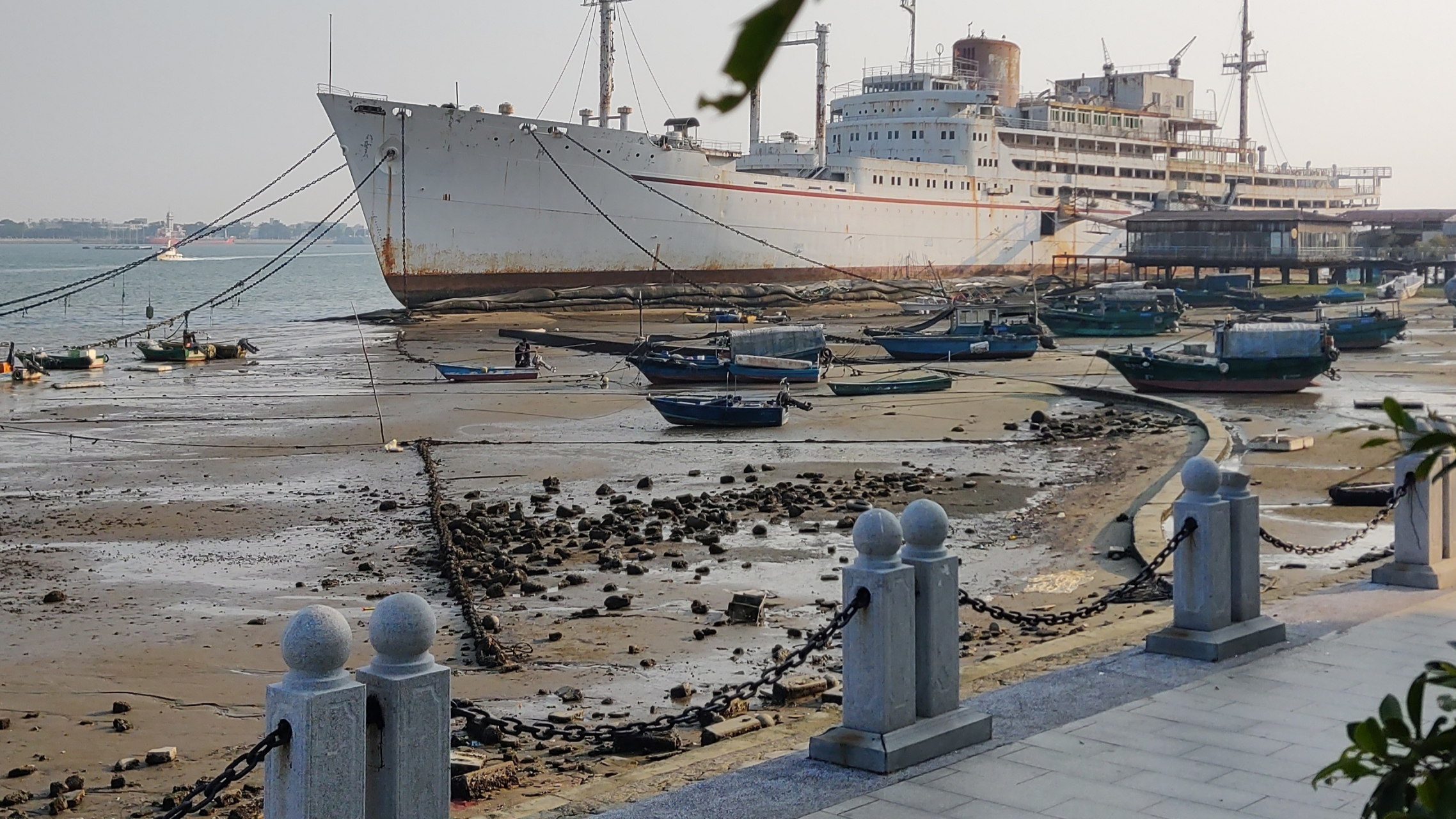 湛江渔港公园是一个以海洋为主题的公园,位于湛江市霞山区,交通便利.