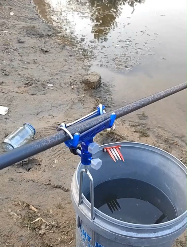 户外钓鱼,万向的"地插"你用过吗?带上"它",轻装上阵!-度小视