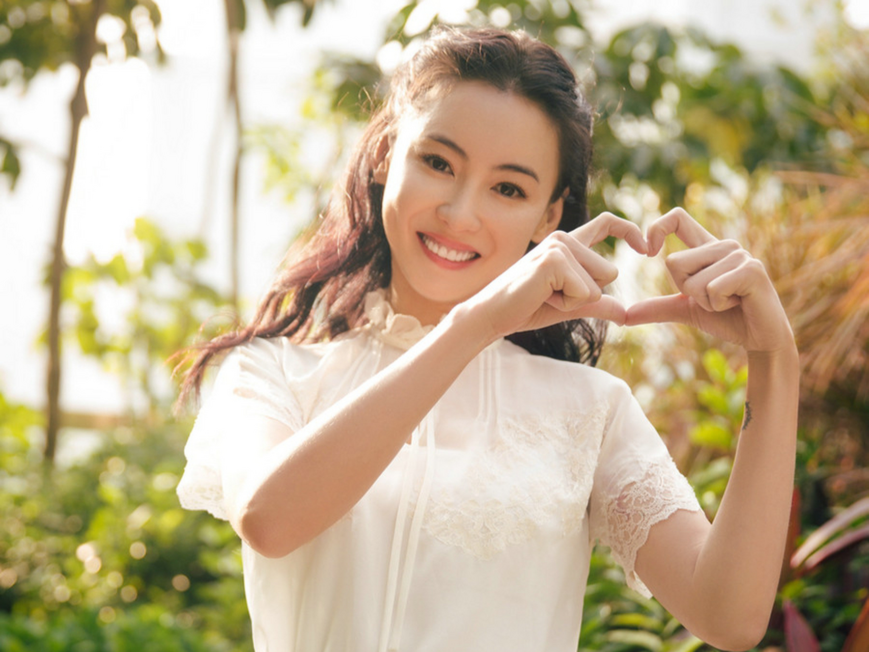 张柏芝,靓丽的容貌,光洁的皮肤,灿烂的笑容,性感率真的性格,让人印象