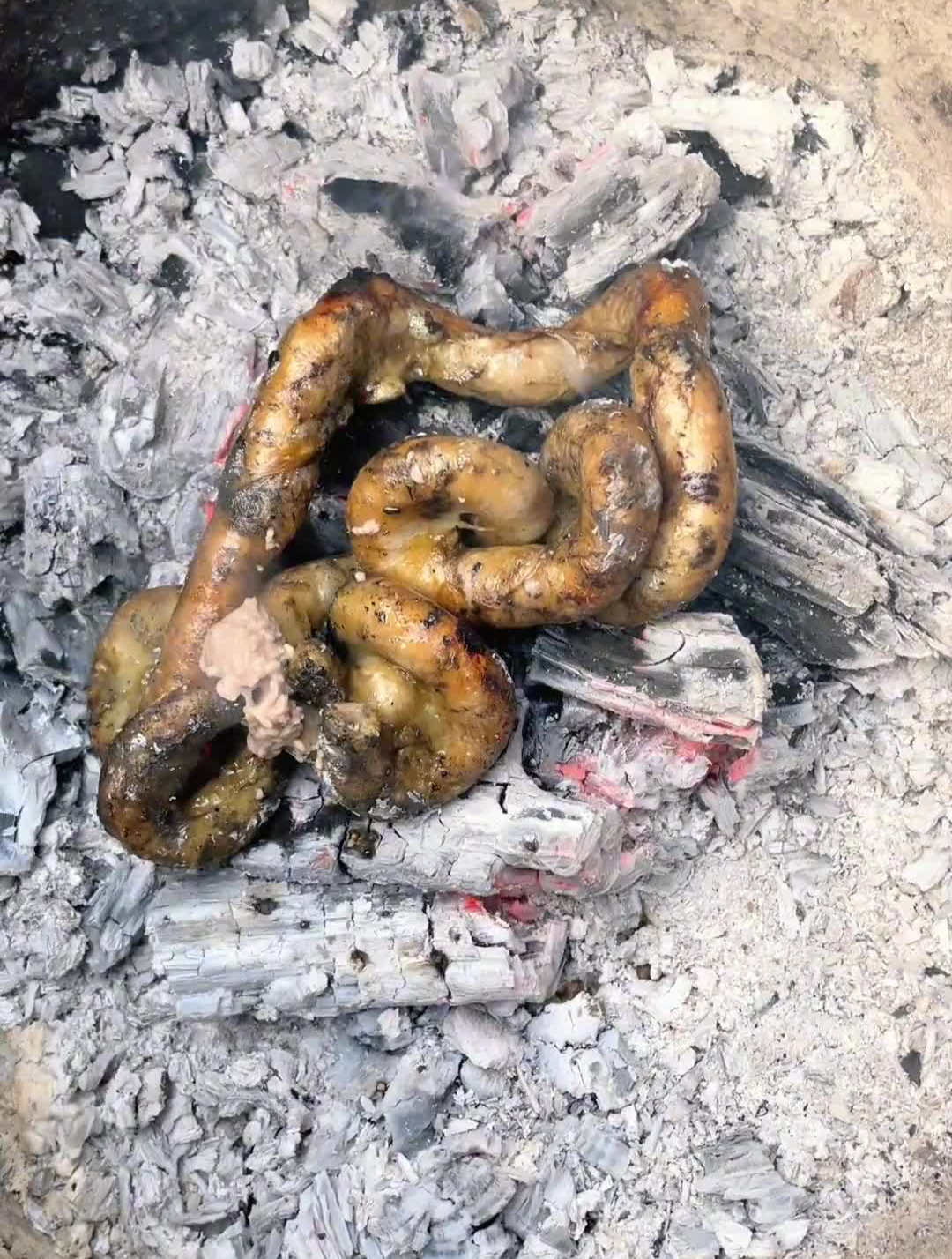 西双版纳美食舌尖上的美食,烤牛苦肠味道上头-度小视