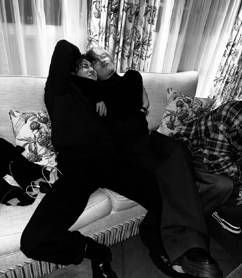 王嘉尔bambam同框拥抱大片释出 感情亲密画面养眼