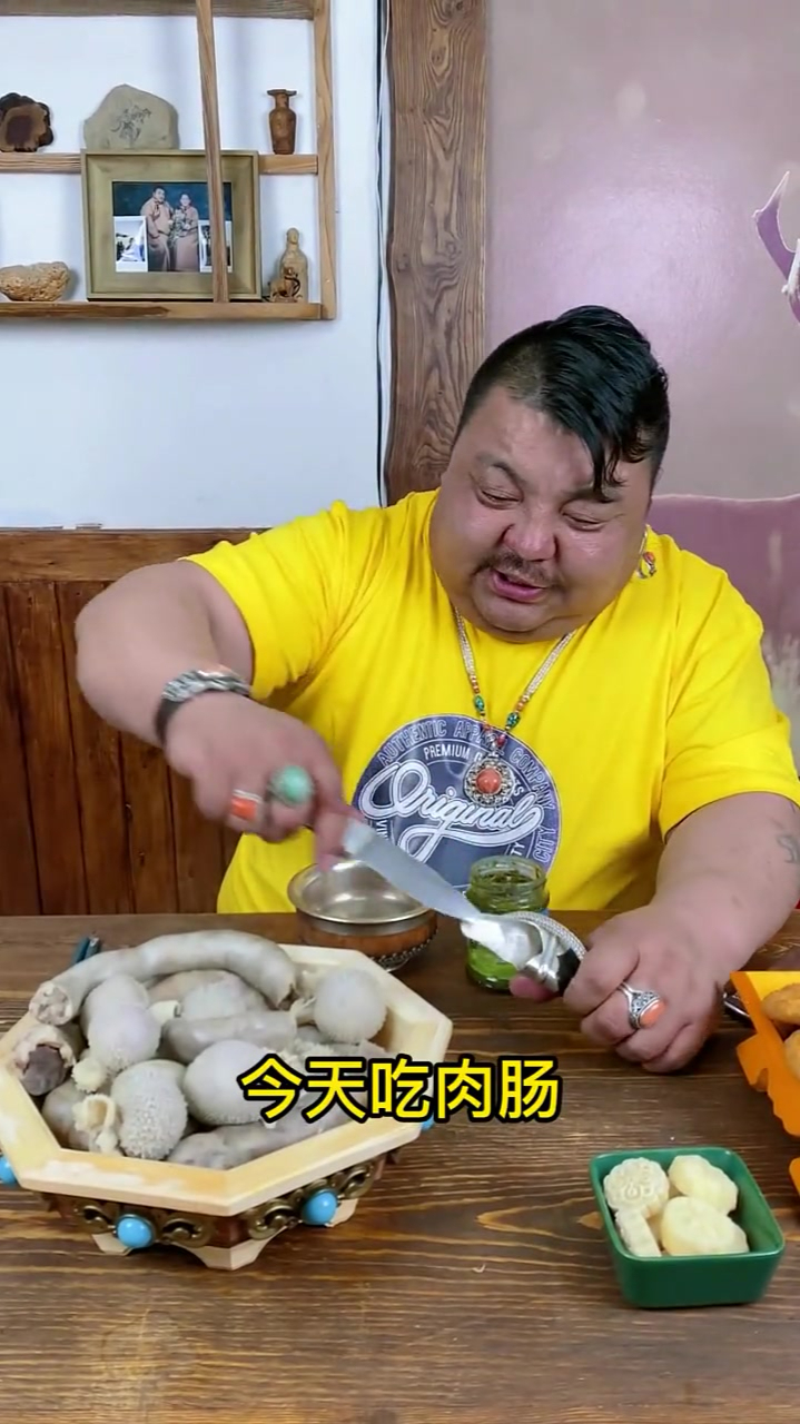 恩克又来吃羊肉肠了!每次胃口不好的时候,一看他我就有了食欲!