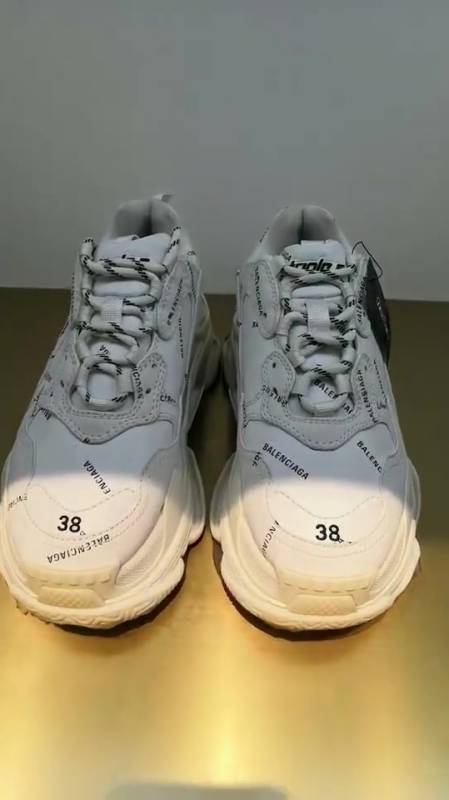 巴黎世家新款黑白字母老爹鞋-度小视