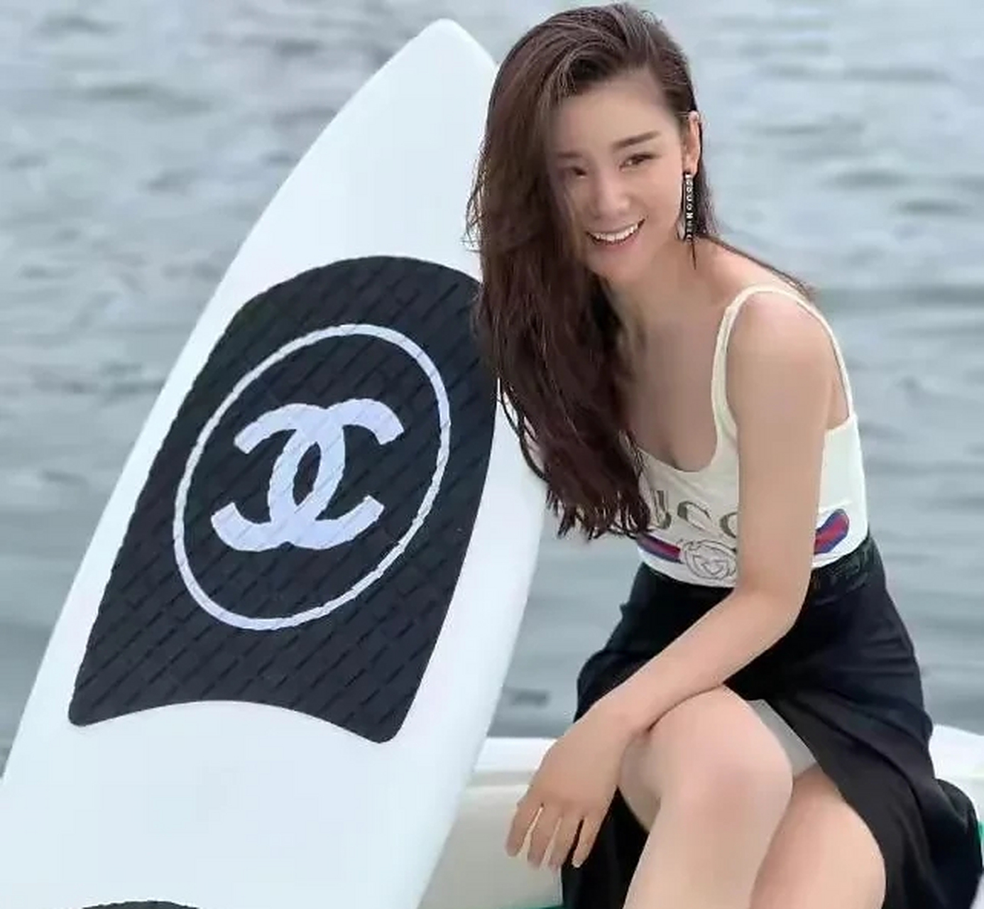 李小萌与老公王雷在大连冲浪照,李小萌穿2800连体泳衣身材吸睛,白皙