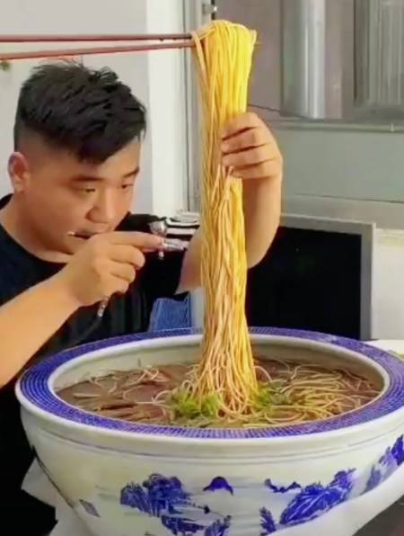 男子制作食品模型走红网络,网友:一桌子硬菜