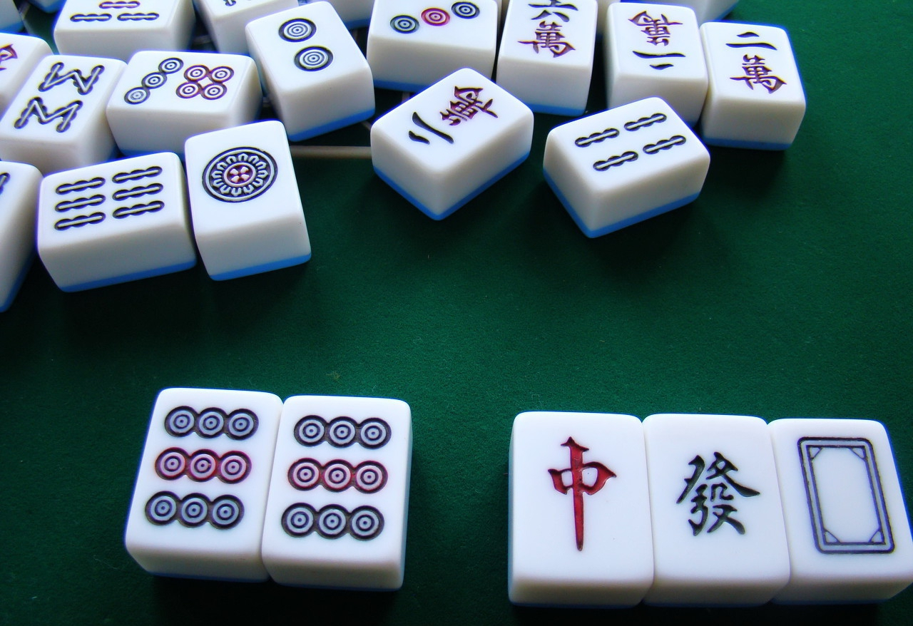 牌可以组合在一起,什么是胡,什么是杠,不过要说明的是打麻将玩玩打发