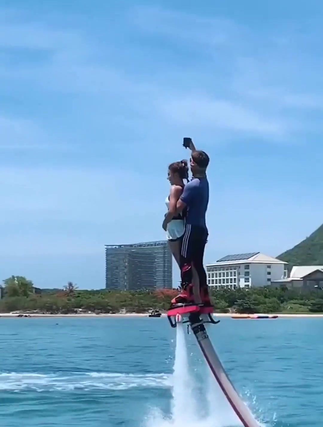 水上飞人太刺激了,老公的心真大,老婆让别人抱着还要花钱!-度小视