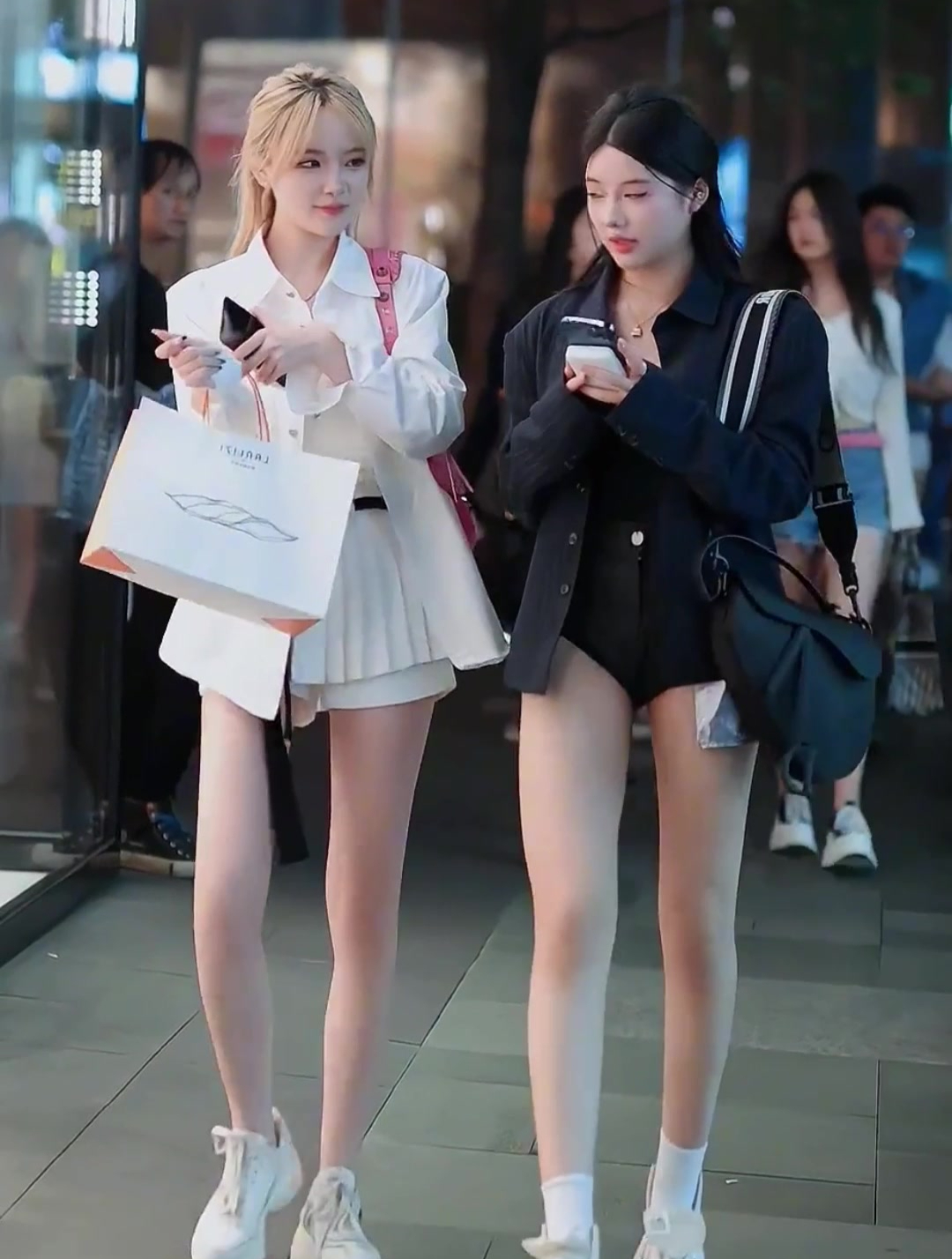 街拍:美女穿个超短裙,故意放低那么多,内内都漏了,不知羞耻!