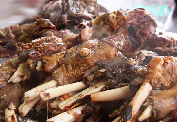 一起去看看新疆街头小吃"胡辣羊蹄"吧
