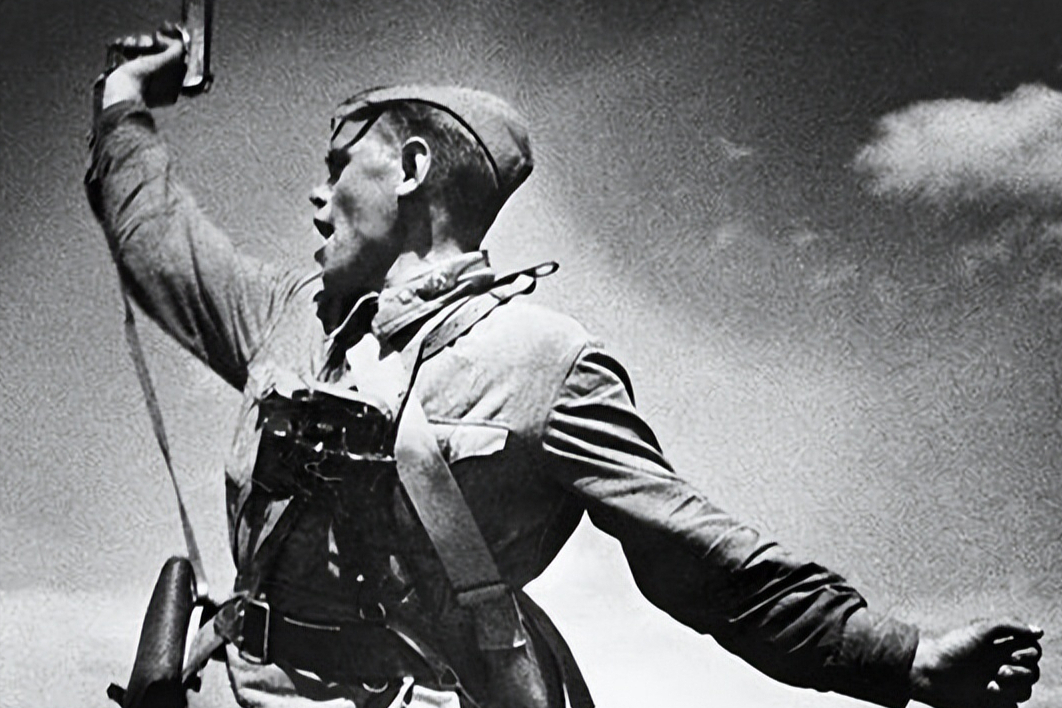 但是在大多数时间都是冲锋在第一线,往往冲在最前面的就是政委