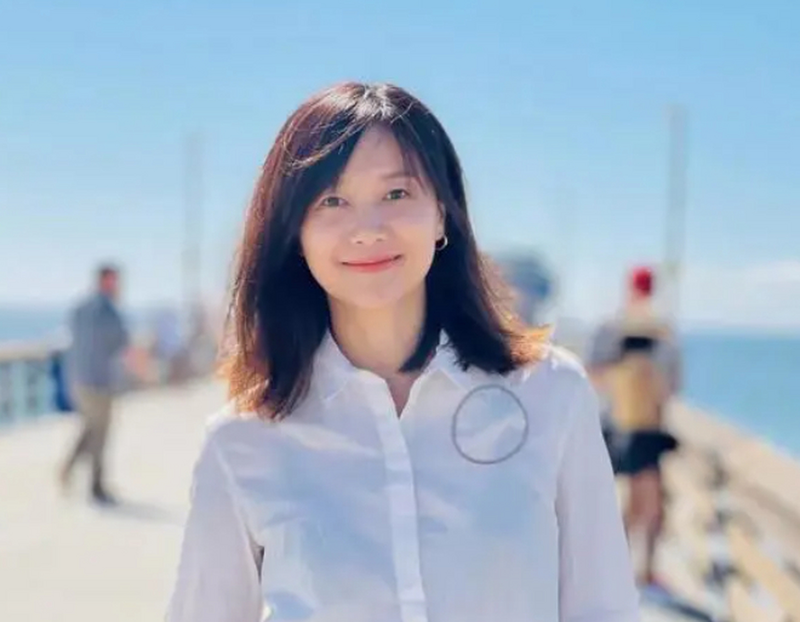 49岁徐静蕾近况曝光:晒高端泳池照,定居美国6年,已吃成胖美人  近日