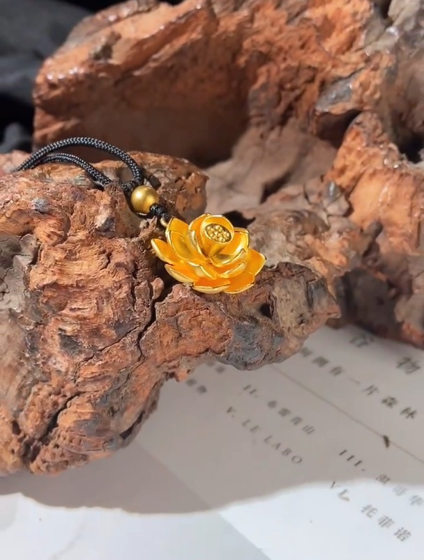 黄金项链莲花形状珍贵大方